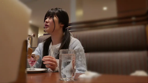 坐姿 · 中景 · 蓝色针织衫 · 自然 · 餐厅 · 进食 · 水杯 · 女友视角