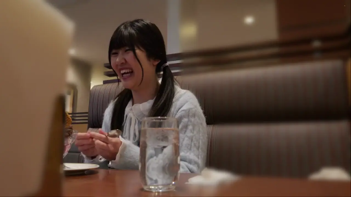 餐厅 · 坐姿 · 上半身特写 · 谈笑 · 开心 · 白领衬衫 · 餐勺