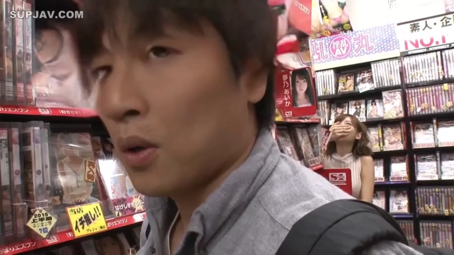 Stand · 面部特写 · Casual wear · 惊讶 · Amateur · Select · 影碟 · 成人影碟店