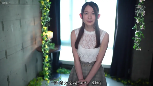 室内 · 站立 · 中景 · 摆拍 · 微笑 · 清纯 · 蕾丝背心 · 装饰植物