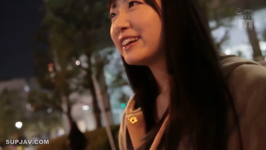 坐姿 · 严肃 · 沙发 · 沙发 · 半身 · 掀起裙摆 · 女同性恋暗示 · 衬衫配格子裙
