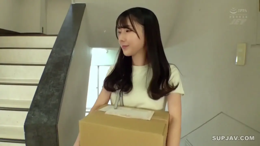 站立 · 白色短袖 · 中景 · 微笑 · 楼梯间 · 纸箱 · 亚洲女性 · 抱箱子