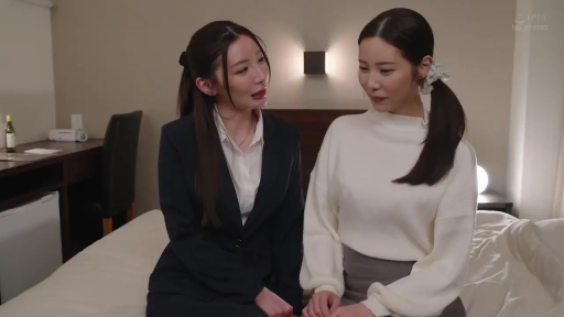 愉悦 · 中景 · 床 · 酒店房间 · 对话 · 并排坐 · 双人 · 职业装与毛衣