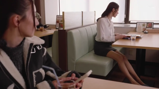 坐姿 · 自然 · 襯衫 · 手机 · 餐厅 · 看菜单