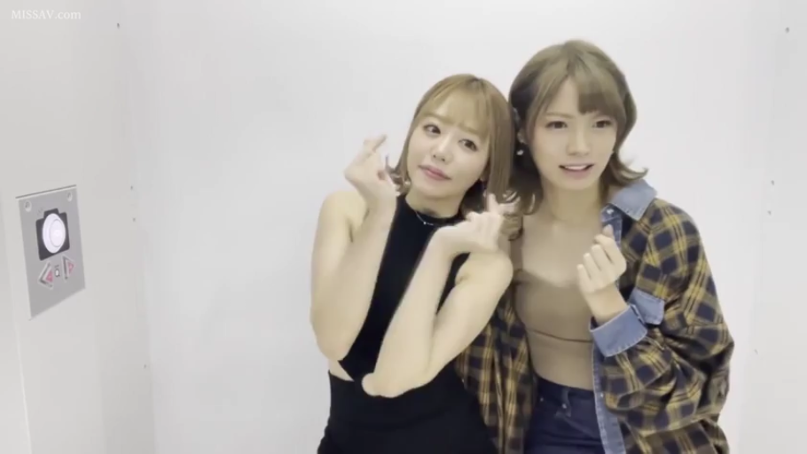 站立 · 微笑 · 休闲装 · 双人 · 影棚 · 比心 · 控制面板