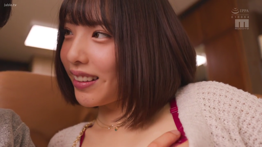 室内 · 坐姿 · 脸部特写 · 微笑 · 针织衫 · 抚摸