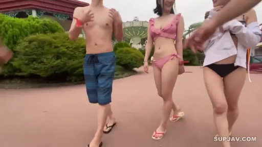 全身 · 微笑 · 多人 · 行走 · 散步 · 泳装 · 游乐园