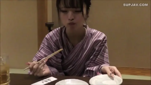 坐姿 · 和室 · 中景 · 自然 · 用餐 · 浴衣 · 筷子