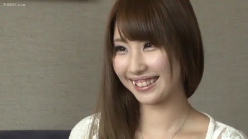 室内 · 坐姿 · 脸部特写 · 甜美 · 微笑 · 项链 · 白色蕾丝上衣 · 清纯风