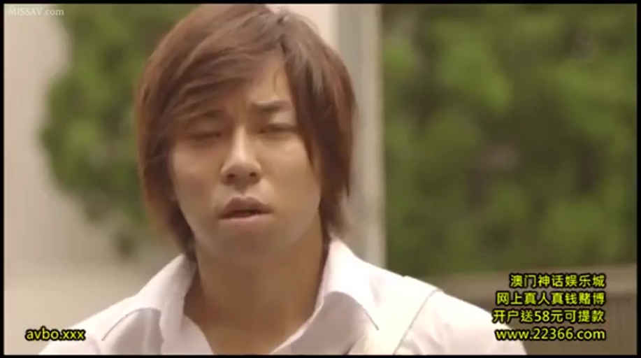 站立 · 白衬衫 · 顔のクローズアップ · 呆滞 · 凝視 · 屋外 · 男性