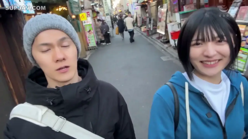 微笑 · 半身 · 街道 · 休闲服 · 背包 · 并肩站立 · 看着镜头 · 户外拍摄