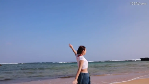 全景 · 白色露脐短袖 · 海滩 · 大海 · 侧脸微笑 · 站立伸展手臂 · 休闲度假