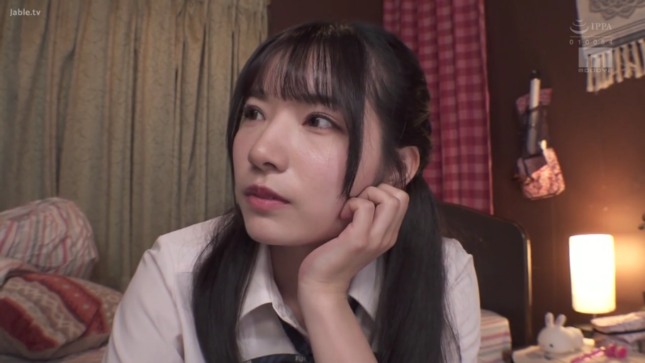 忧郁 · 卧室 · 白衬衫 · 台灯 · 面部特写 · 长发 · 托腮 · 侧头注视