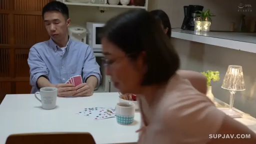 坐姿 · 专注 · 餐厅 · 蓝色衬衫 · 家庭 · 扑克牌 · 打牌