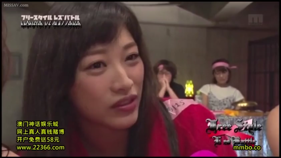 室内 · 坐姿 · 严肃 · 脸部特写 · 对话 · 长发 · 红色上衣