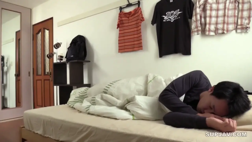 寝室 · 目を閉じて · 半身 · 布団 · 侧卧 · 长袖上衣 · 寝る · 挂墙衣服