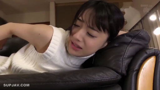 臉部特寫 · 皮沙发 · 呻吟 · 侧卧 · 客厅沙发 · 亚洲女性 · 白色高领无袖毛衣 · 愉悦而痛苦