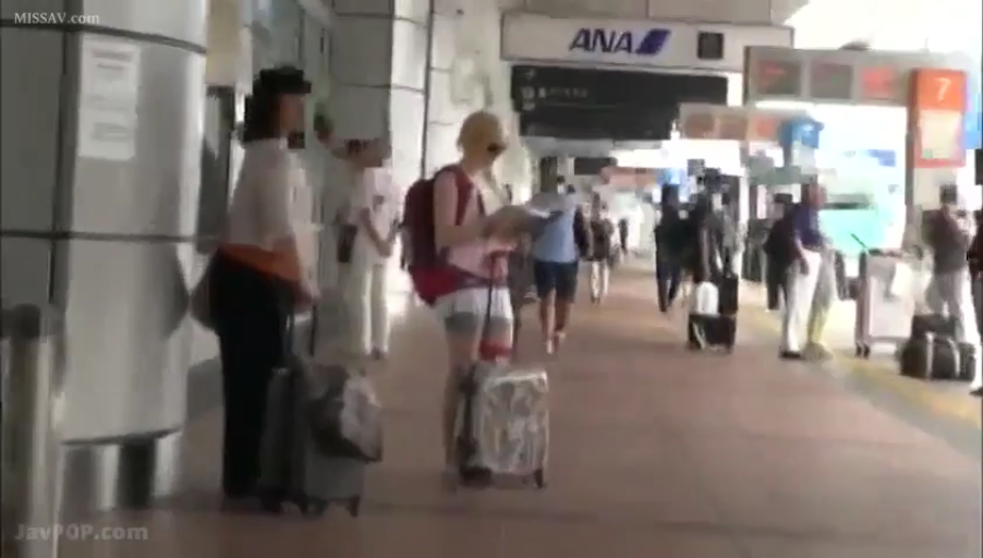 全身 · 站立 · 行李箱 · 休闲服 · 模糊 · 街拍 · 机场 · 旅行