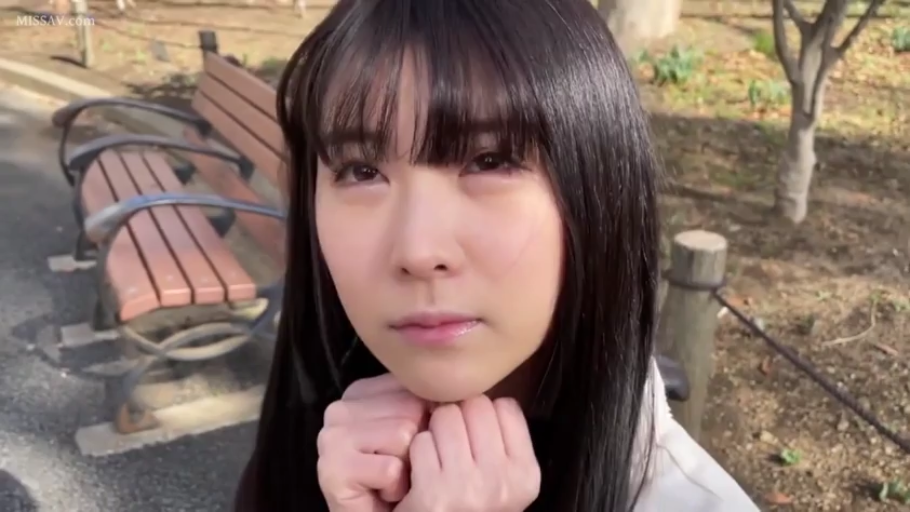 憂鬱 · 顔部のクローズアップ · 注视镜头 · 公園 · 白色外套 · 黑长直 · 双手托腮 · 公园长椅