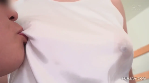 室內 · 胸部 · 白色背心 · 模糊 · 靠近 · 激凸 · 隔衣吸乳