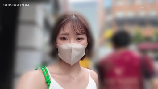 站立 · 平静 · 面部特写 · 白色背心 · 户外 · 自拍 · 口罩 · 街头