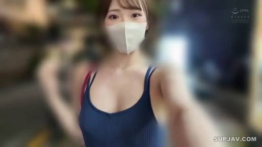 胸部 · 站立 · 平静 · 户外 · 自拍 · 室外街道 · 蓝色背心 · 白色口罩