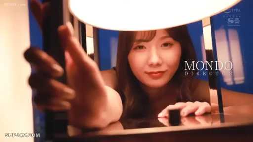 室内 · 脸部 · 特写 · 诱惑 · 凝视 · 趴卧 · 内衣 · 镜面