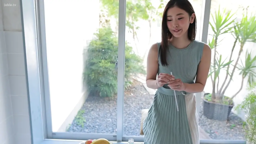 站姿 · 微笑 · 半身像 · 长直发 · 室内窗前 · 吸管 · 浅绿色无袖连衣裙 · 摆弄细管