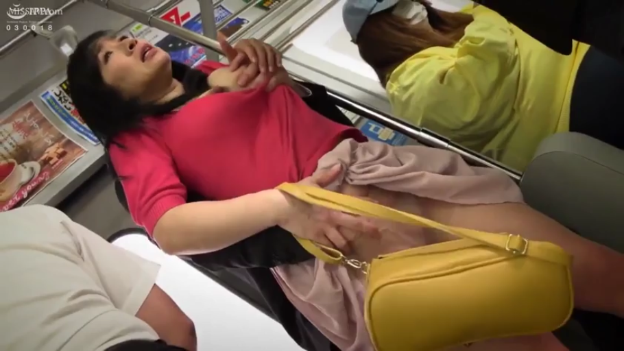 座り姿勢 · 中景 · 猥褻 · 惊恐 · 痴汉题材 · 公共交通 · 粉色服装 · 黄色提包