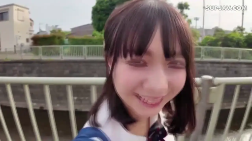 俯身 · 校服 · 臉部特寫 · 微笑 · 对视 · 室外 · POV