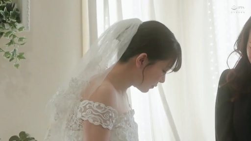 室内 · 站立 · 半身 · 哀愁 · 婚纱 · 头纱 · 垂头 · 纯洁感