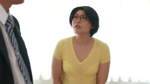 室内 · 站立 · 上半身 · 黄色T恤