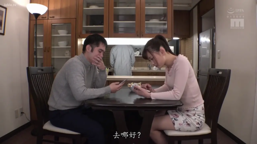 坐姿 · 中景 · 平静 · 碎花裙 · 玩手机 · 手机 · 餐厅