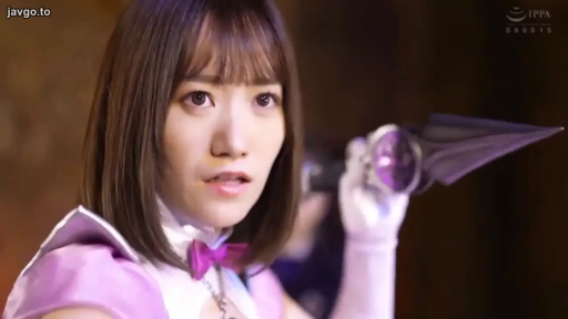 室內 · 嚴肅 · 面部特寫 · 手套 · 动漫服装 · 持械姿势 · 准备攻击 · 紫色长矛