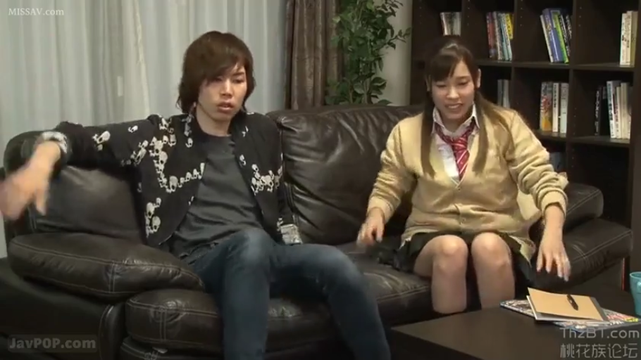 坐姿 · 交谈 · 中景 · 沙发 · 微笑 · 客厅 · 剧情 · JK制服