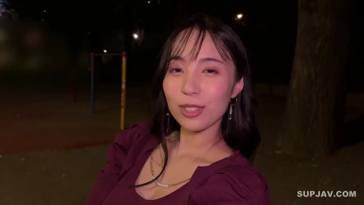室内 · 坐姿 · 脸部 · 微笑 · 面对镜头 · 昏暗 · 碎花裙