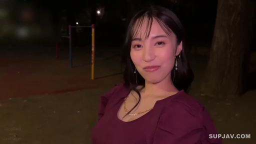 黑长裤 · 远景 · 手机 · 室内走廊 · 室内场景 · 低头看手机 · 靠墙侧立