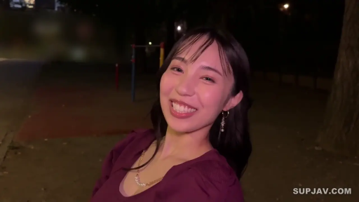 室内 · 特写 · 俯身 · 微笑 · 抚摸乳房 · 露乳头 · 上身全裸