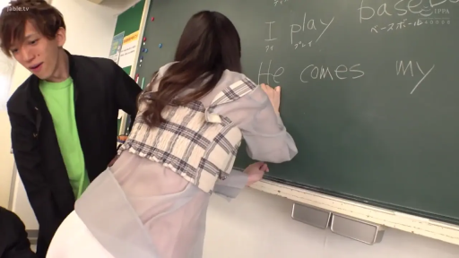 教室 · 师生 · 弯腰 · 认真 · 黑板 · 背影 · 写板书 · 透视装格纹马甲