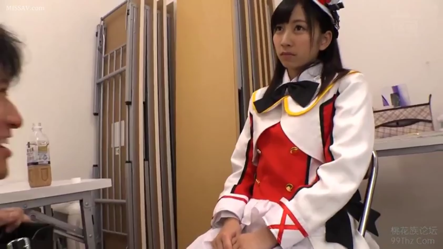 室内 · 坐姿 · 严肃 · 中景 · 凝视 · 瓶装饮料 · 偶像制服