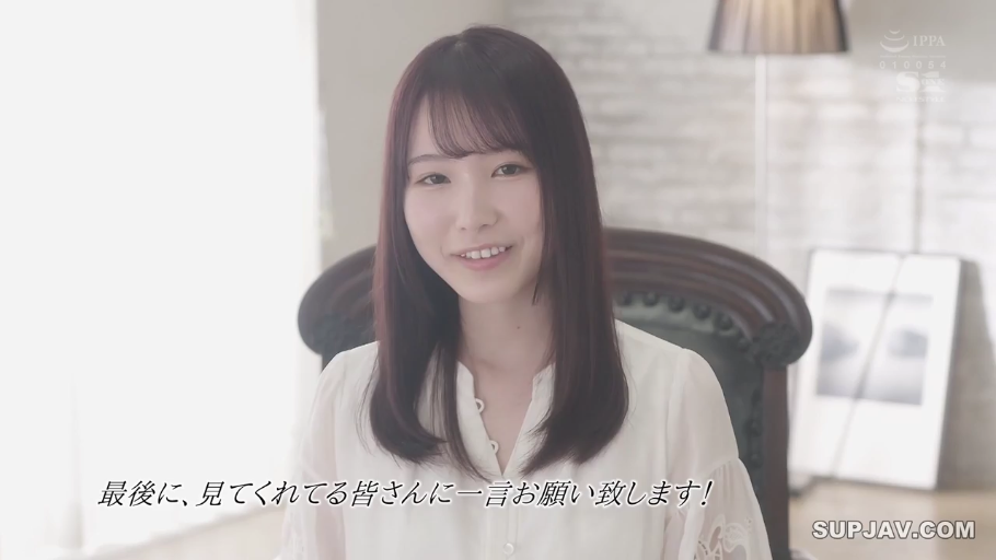 室内 · 坐姿 · 微笑 · 白色衬衫 · 半身特写 · 对话 · 长发 · 靠背椅