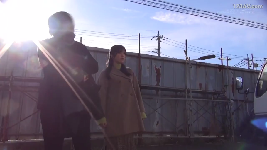 室内 · 交谈 · 学生制服 · 站立 · 微笑 · 半身 · 文件夹 · 职场与校园