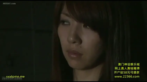 室内 · 脸部特写 · 凝视 · 长发 · 侧向 · 迷茫