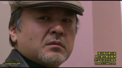 室内 · 严肃 · 脸部 · 站立 · 凝视 · 中年男性 · 报童帽