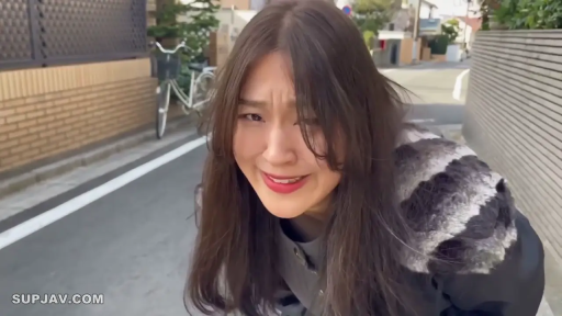 顔部のクローズアップ · 弯腰前倾 · 户外街道 · 看镜头 · 坏笑 · 自行车 · 灰色大衣