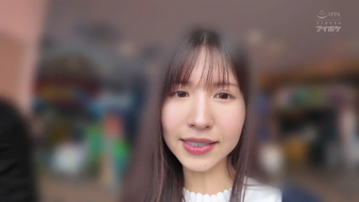 室内 · 脸部特写 · 微笑 · 注视镜头 · 长发 · 正面 · 白色花边上衣