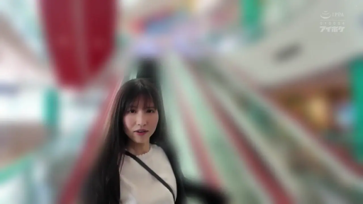 室内 · 忧郁 · 低头 · 脸部特写 · 俯视 · 日常服饰 · 侧脸特写