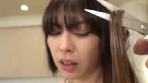 室内 · 脸部特写 · 痛苦 · 吊带衫 · 正面 · 剪刀 · 剪发 · 强制剪发