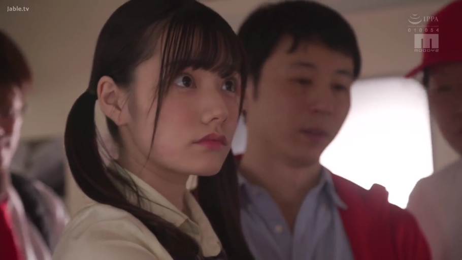 室内 · 严肃 · 脸部特写 · 站立 · 制服 · 凝视 · 双马尾