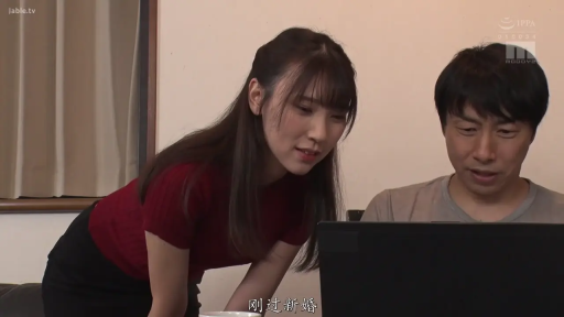 室内 · 专注 · 中景 · 弯腰 · 中文字幕 · 笔记本电脑 · 红色短袖 · 查看电脑